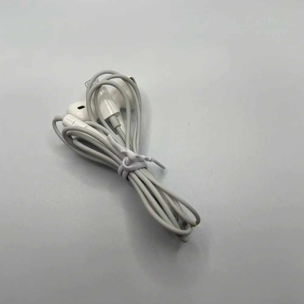 Apple Wired Headphones (Lightening)